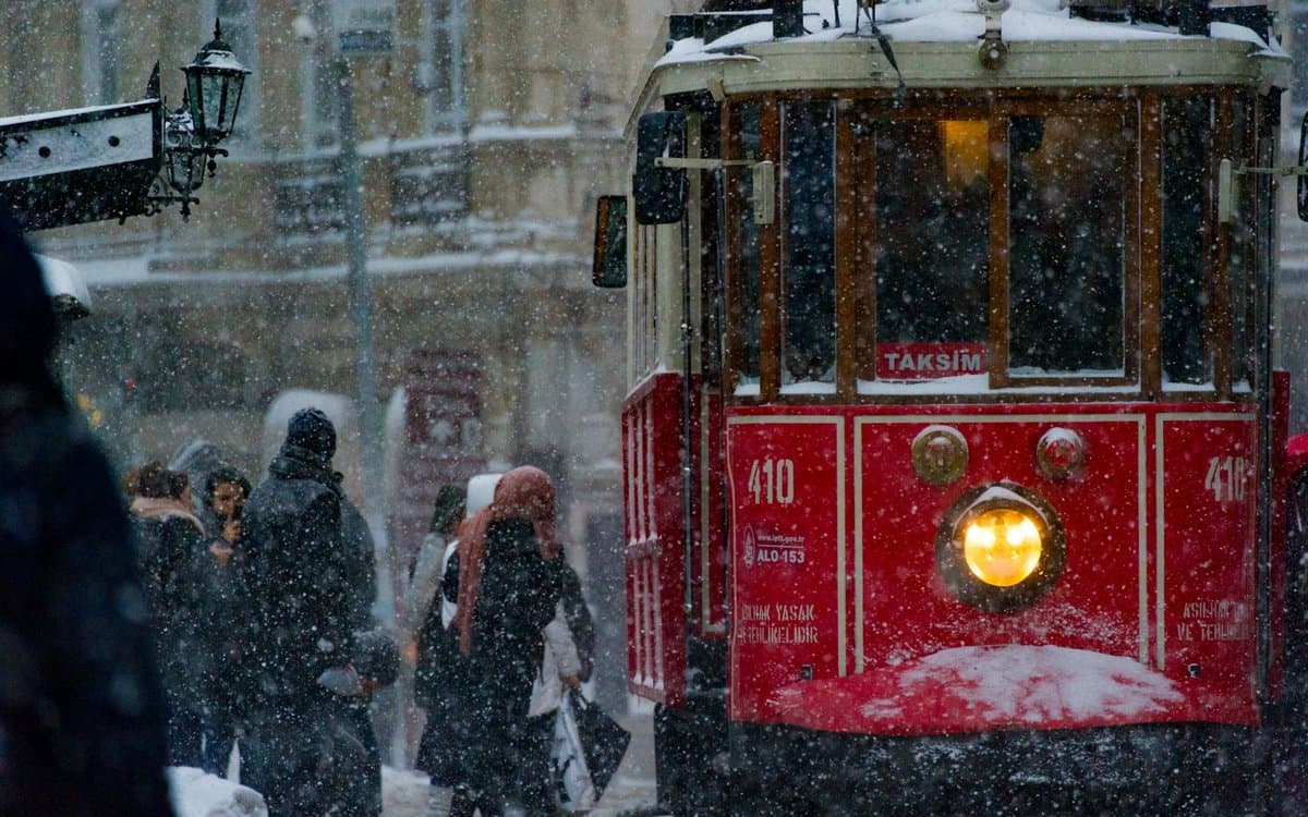 Kar altında Taksim nostaljik tramvayı