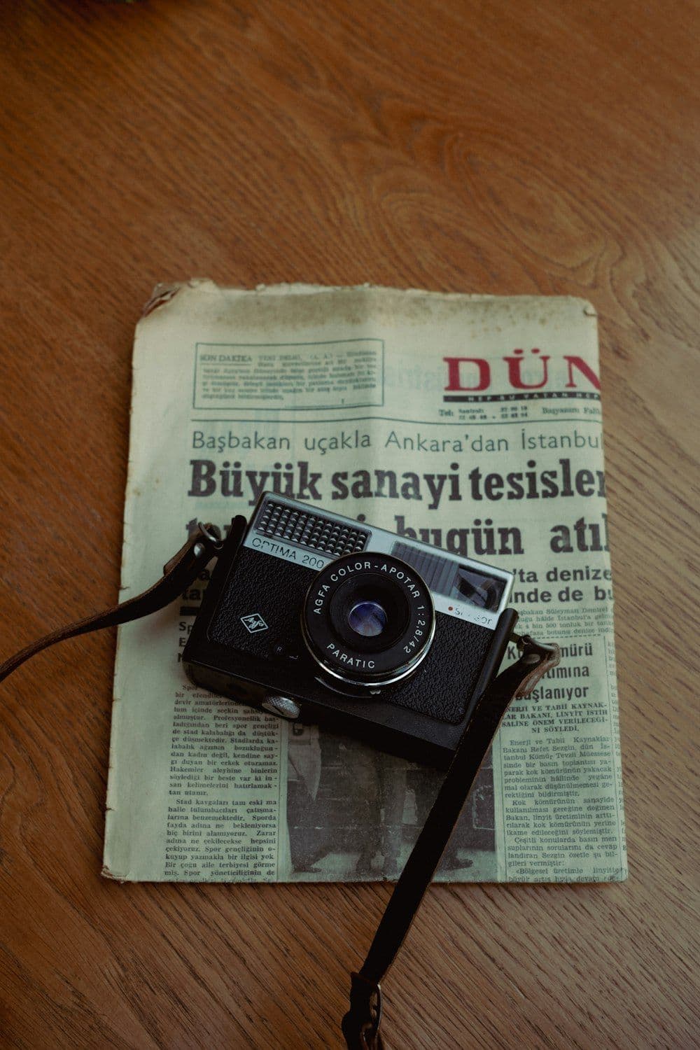 Gazetenin üzerinde fotoğraf makinesi