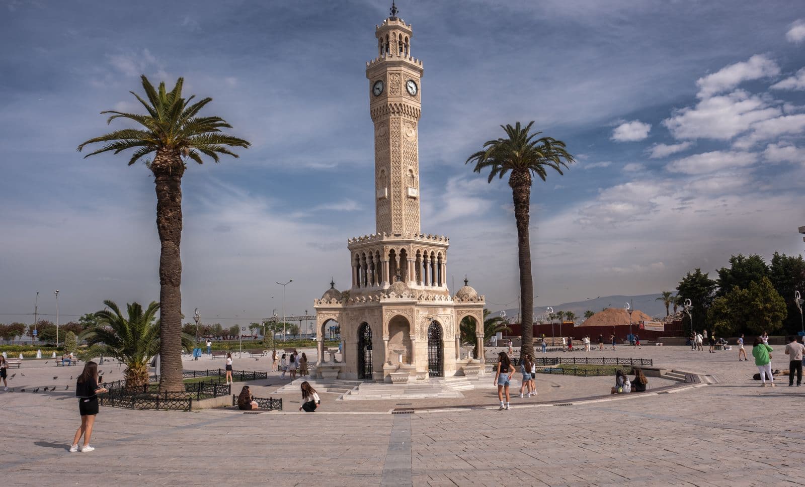 İzmir Konak Saat Kulesi ve palmiyeler