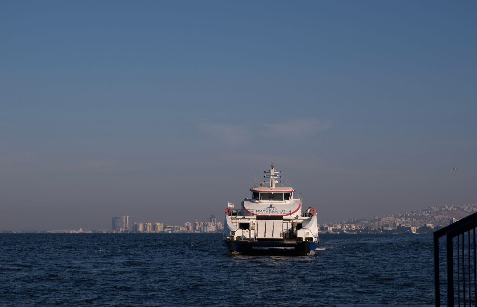 İzmir körfezinde vapur