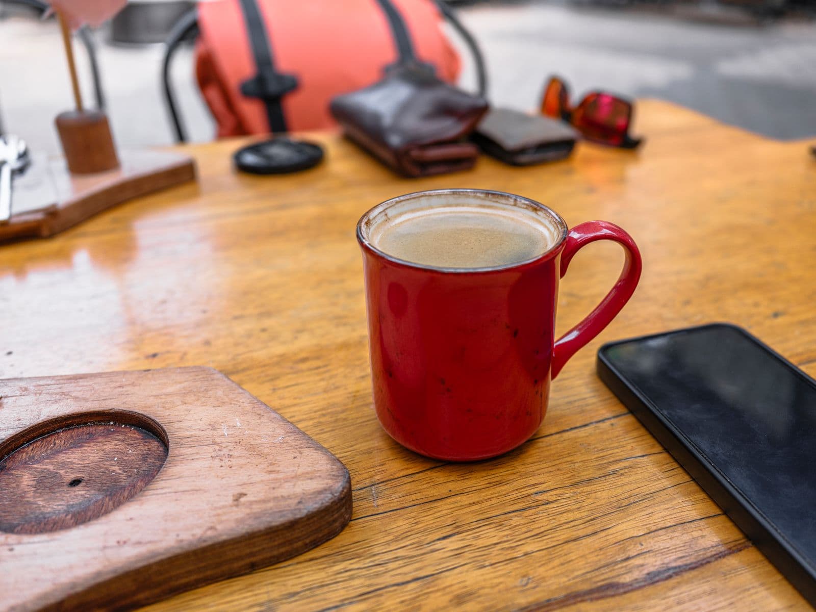 Kafe masasında kahve ve telefon