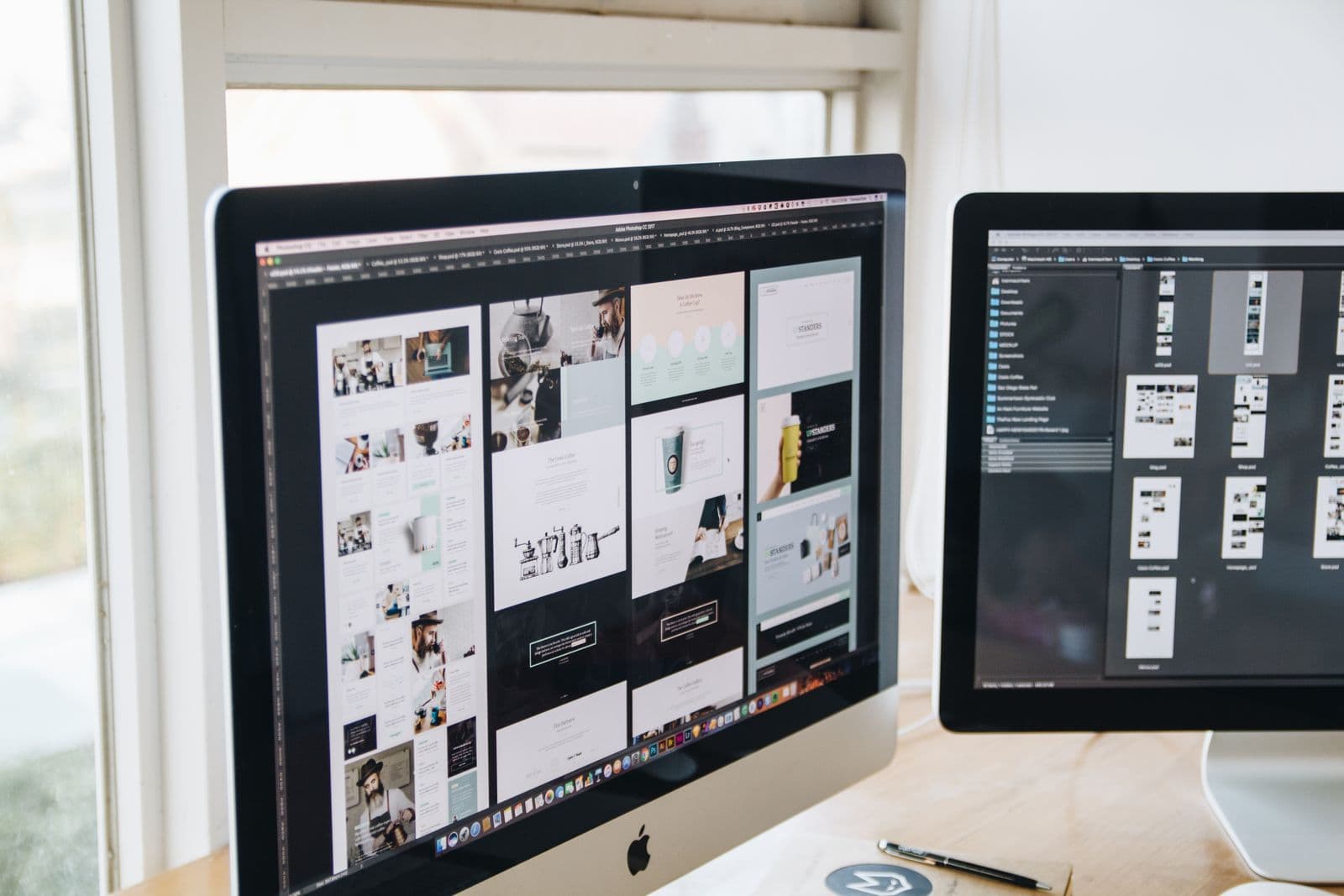 Ekranda web sitesi tasarım taslakları