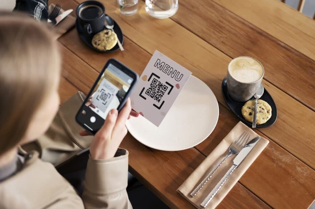 Masada QR menü okutan telefon