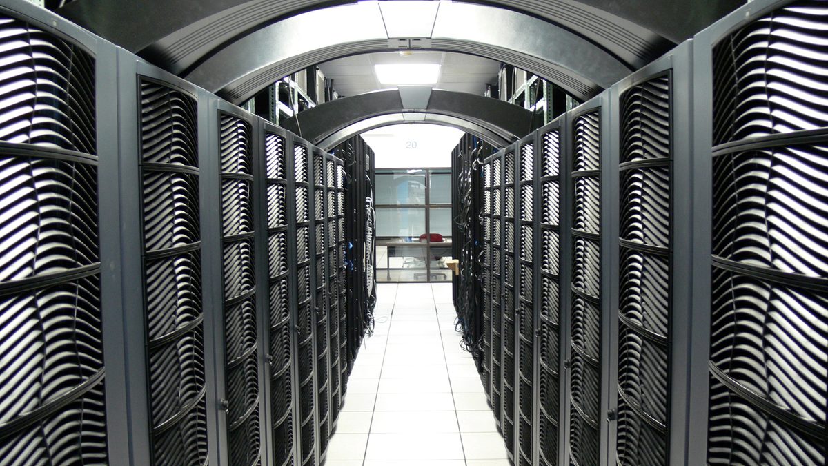 Veri merkezinde sunucu dolapları arasındaki koridor (Data center aisle)