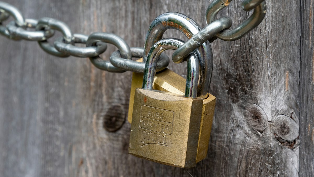 Zincire takılı asma kilit (Padlock on a chain)