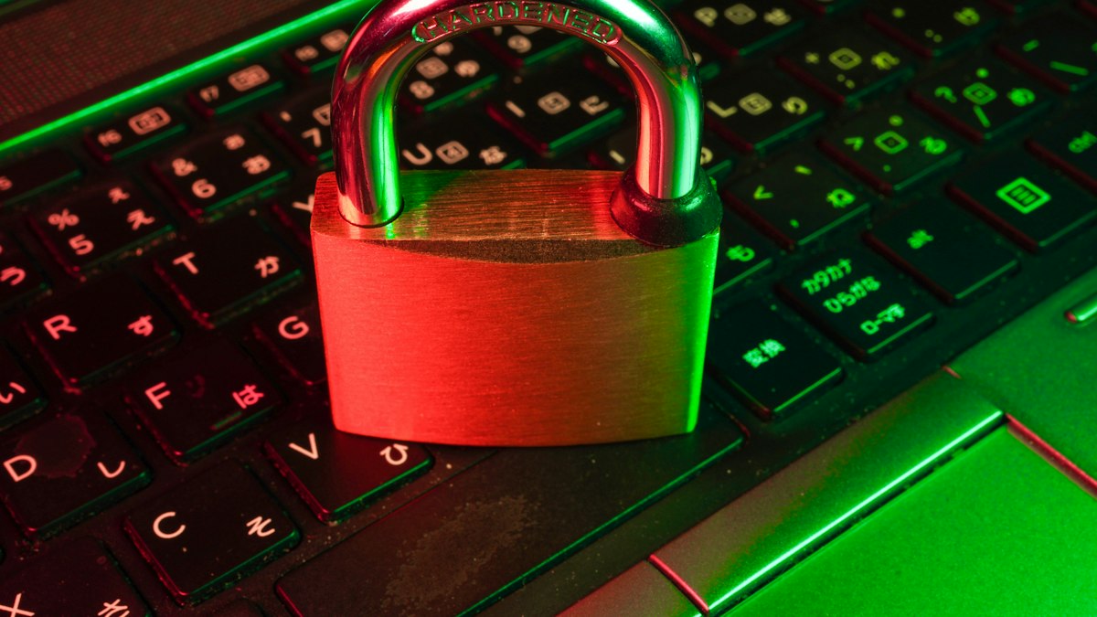 Klavye üzerinde kilit, siber güvenlik (cyber security padlock on keyboard)