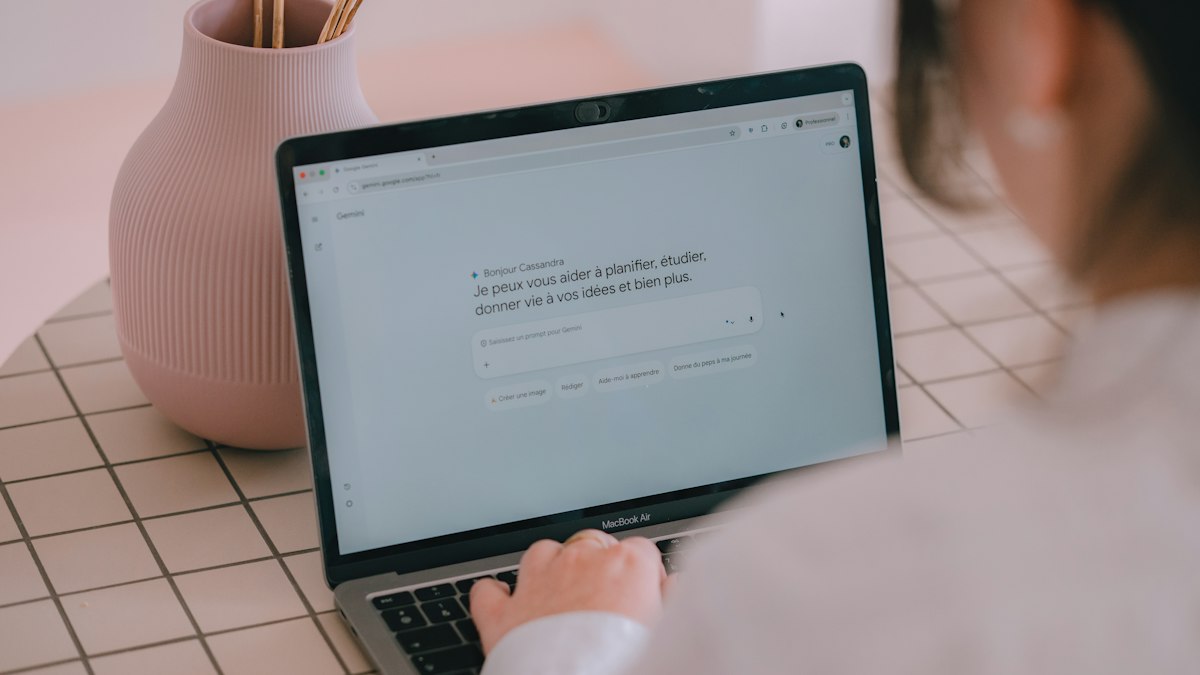 Dizüstü bilgisayarda yazı yazan kişi (Person typing on a laptop)
