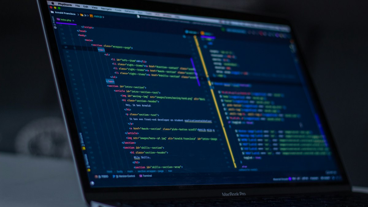 Ekranında kod açık dizüstü bilgisayar (Laptop showing source code)