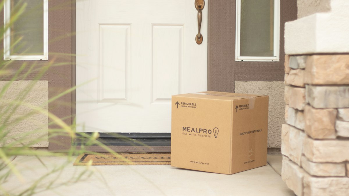 Kapı önüne bırakılmış kargo kolisi (package delivery)