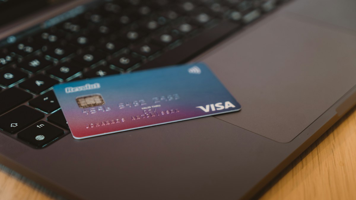Dizüstü bilgisayar üzerinde banka kartı (Bank card on a laptop)