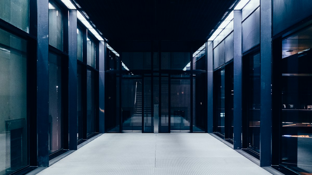Veri merkezinde sunucu kabinleri arasındaki koridor (Data center corridor between server racks)