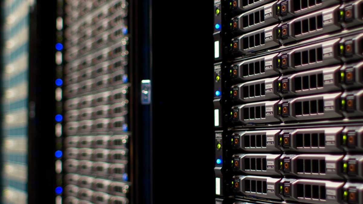 Veri merkezinde sunucu rafları (Server racks in a data center)