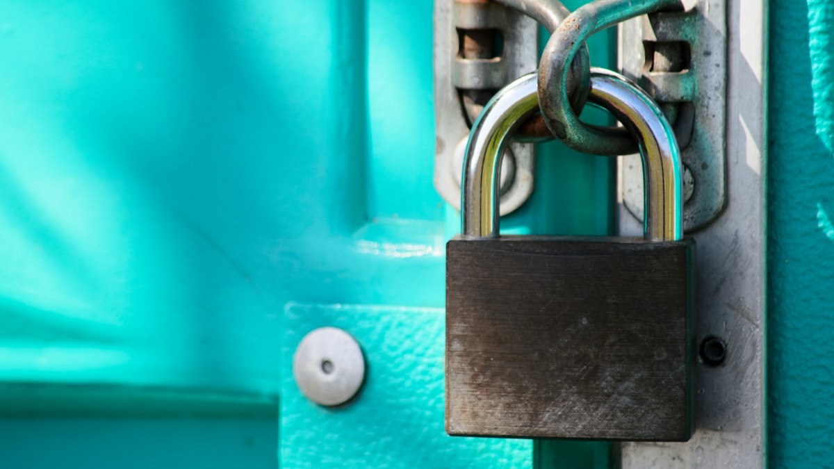 Metal kapıda asma kilit (Padlock on a metal door)