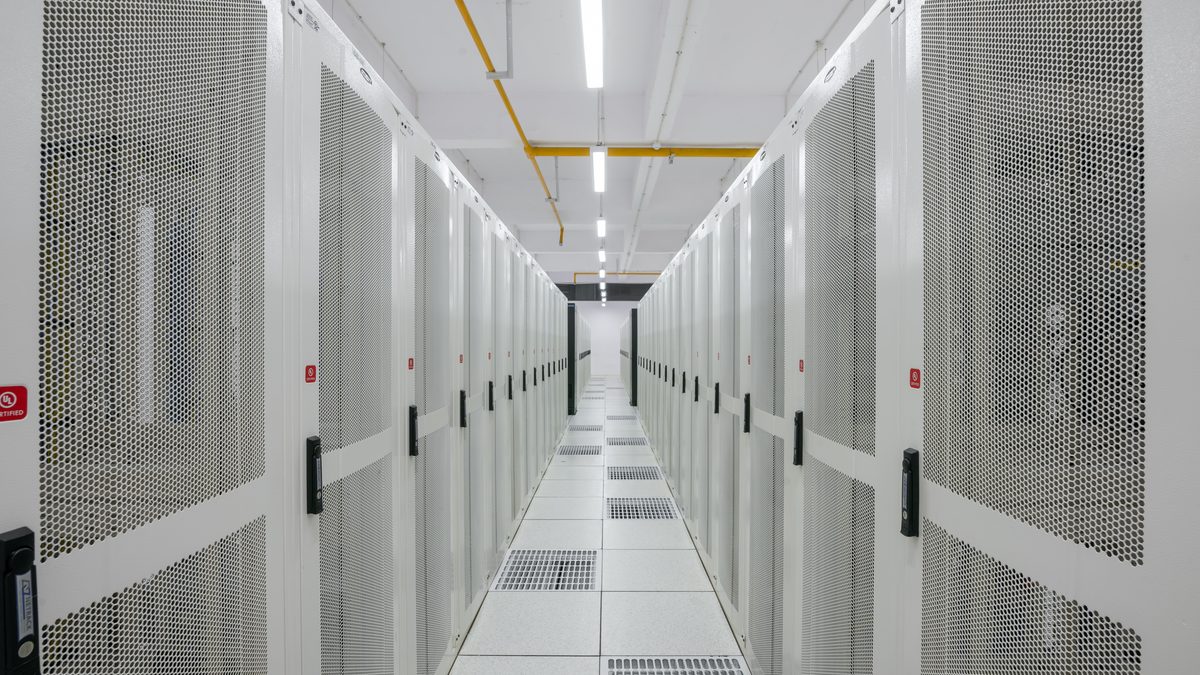 Veri merkezinde sunucu dolapları arasındaki koridor (Data center aisle)