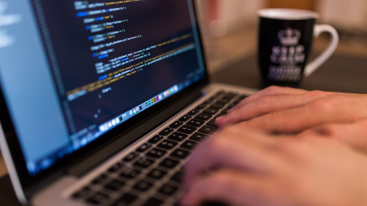 Dizüstü bilgisayarda kod yazan geliştirici (Developer coding on a laptop)