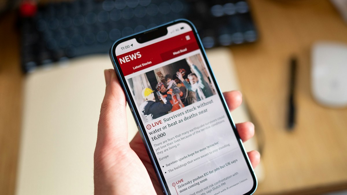Telefonda haber sitesi okuyan kişi (reading news website on phone)