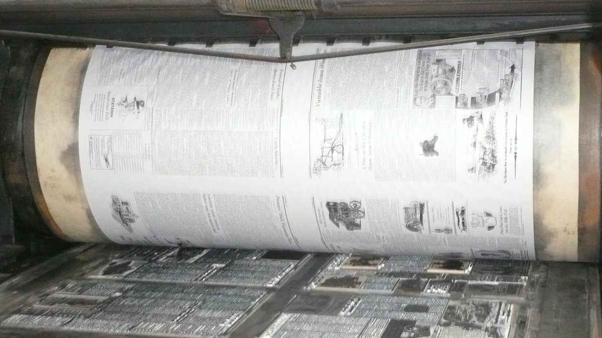 Matbaada baskı silindirindeki gazete sayfası (Newspaper on a printing press drum)
