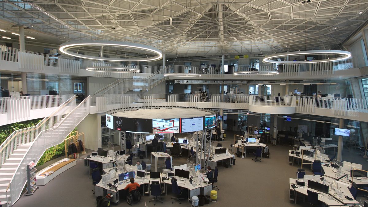Bir haber merkezinde çalışan editörler (Editors working in a newsroom)