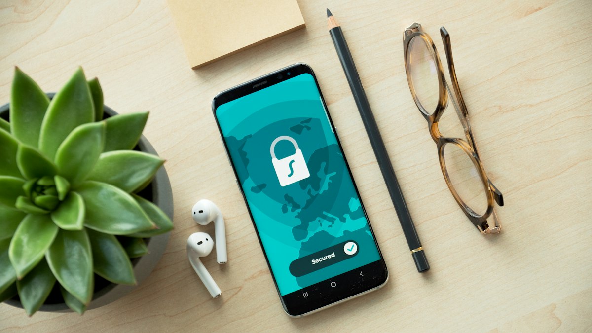 Ekranında kilit simgesi olan akıllı telefon (Smartphone with a security lock icon)