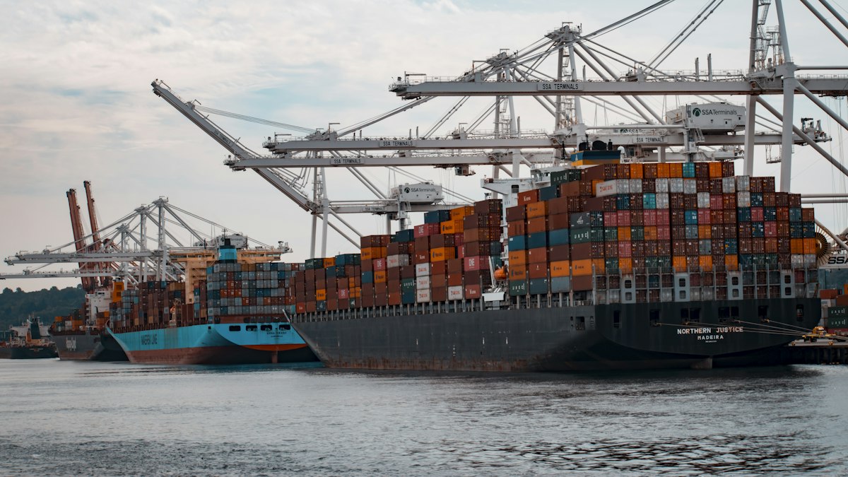 Limanda konteyner gemisi (container ship at port)
