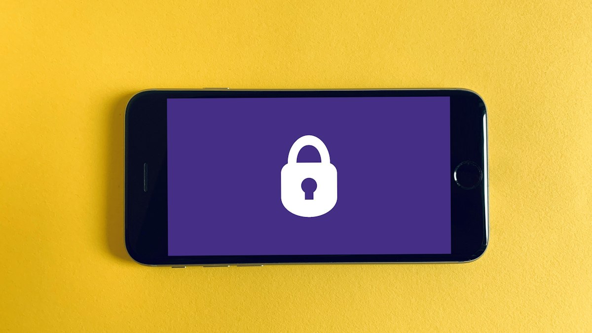 Ekranında kilit simgesi bulunan akıllı telefon (Smartphone showing a padlock icon)