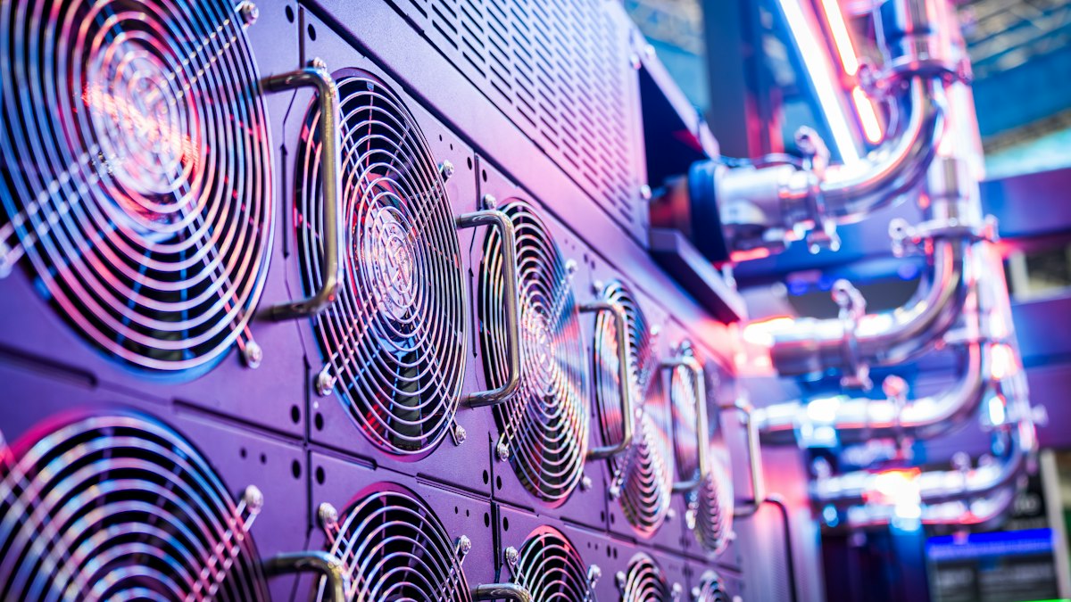 Veri merkezinde sunucu soğutma fanları (Server cooling fans in a data center)