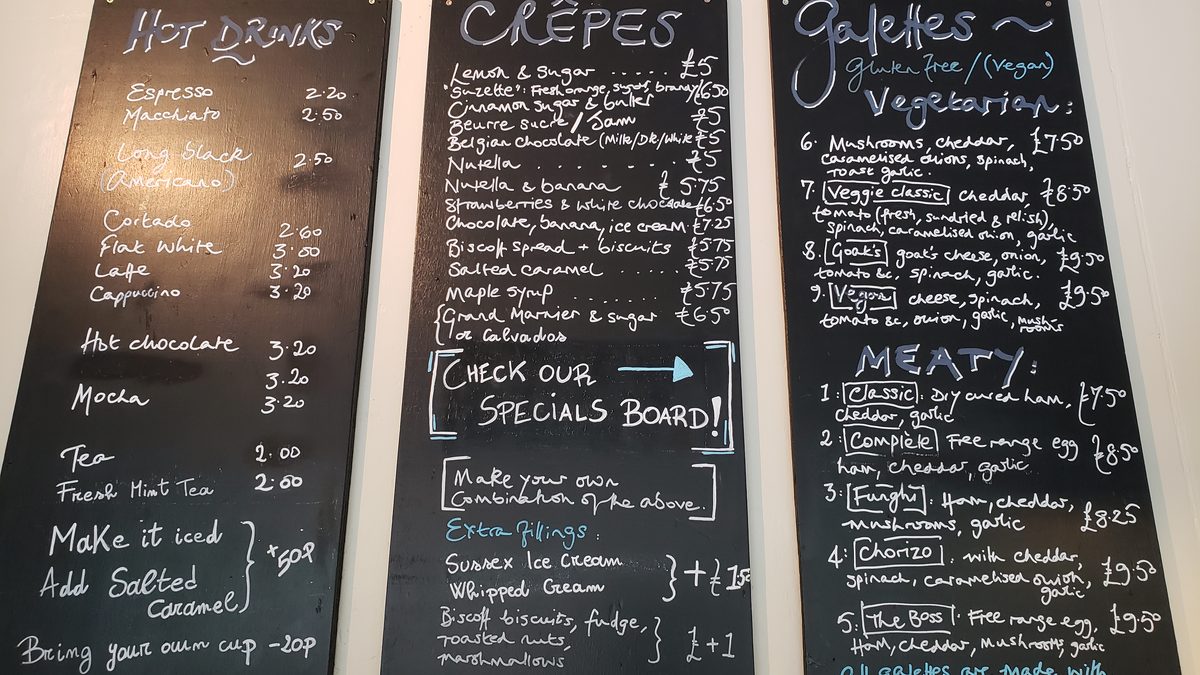 Kafede tebeşir tahtasına yazılmış menü (Chalkboard menu in a cafe)