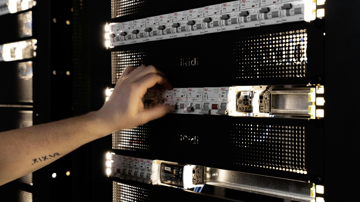 Veri merkezinde sunucu kabinine müdahale eden teknisyen (Technician working on a server rack)