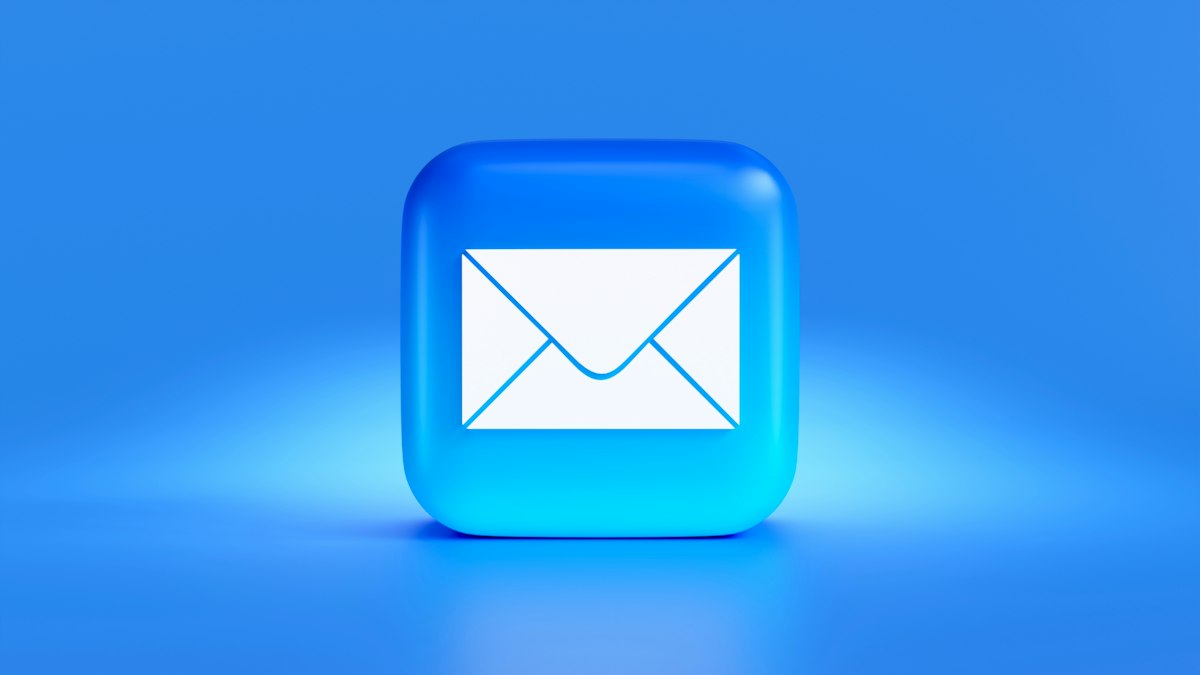 Mavi zemin üzerinde e-posta simgesi (Email icon on a blue background)