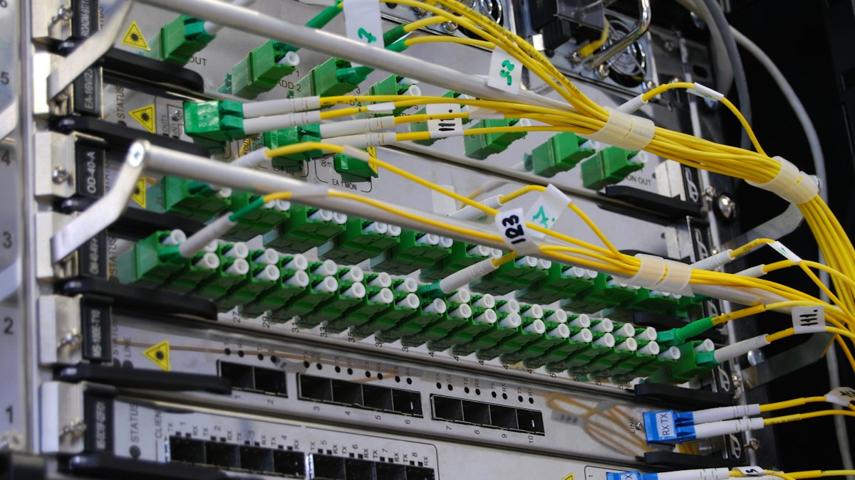 Ağ anahtarına bağlı fiber optik kablolar (Fiber optic cables on a network switch)