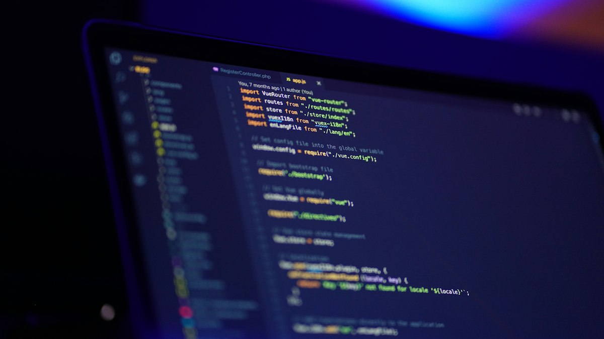 Dizüstü bilgisayar ekranında kod düzenleyici (Code editor on a laptop screen)