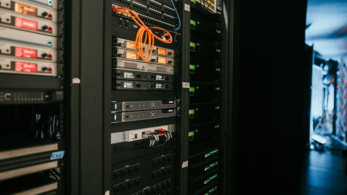 Veri merkezinde kablolu sunucu dolabı (Server rack with network cables)