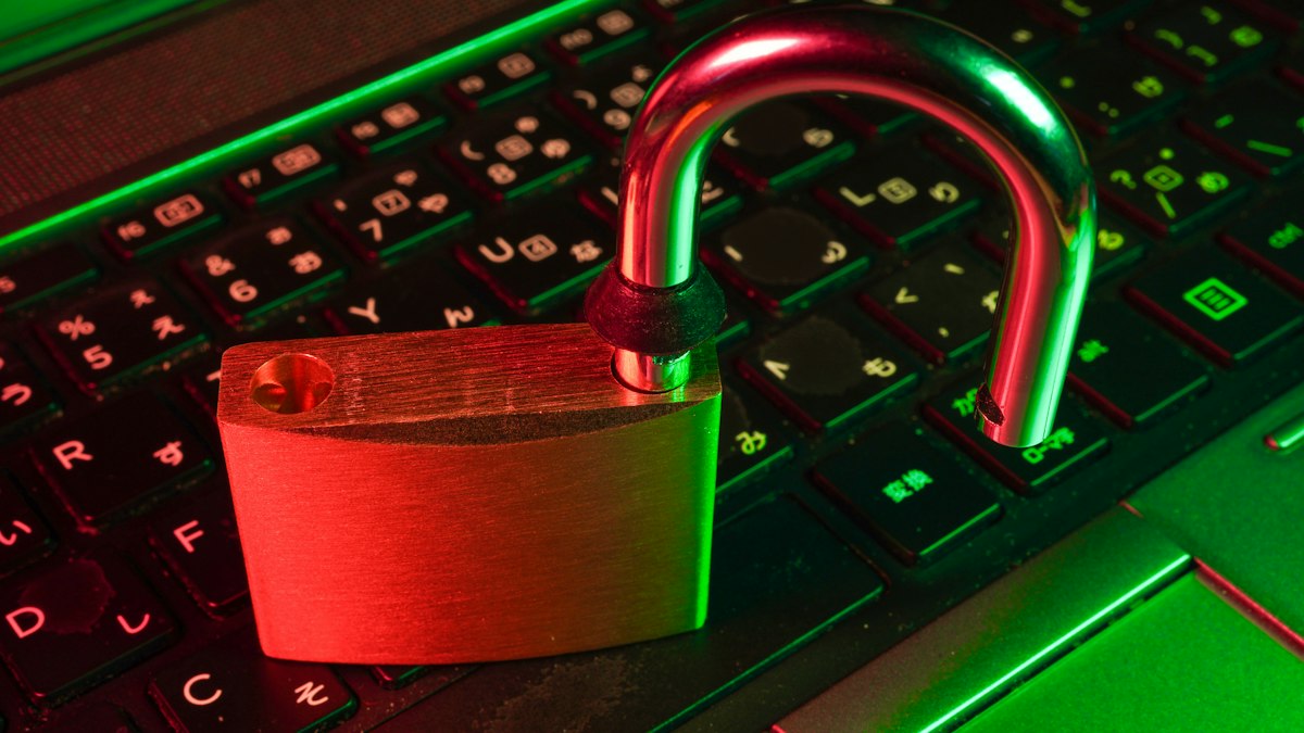 Klavye üzerinde açık asma kilit (Open padlock on a keyboard)