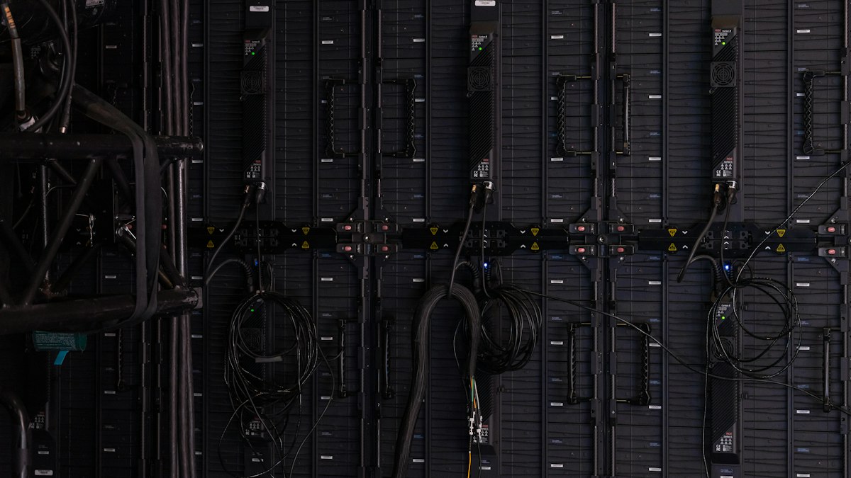 Sunucu dolabında ağ kabloları (Server rack network cables)