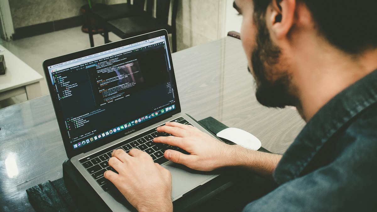 Dizüstü bilgisayarda kod yazan geliştirici (Developer programming on a laptop)