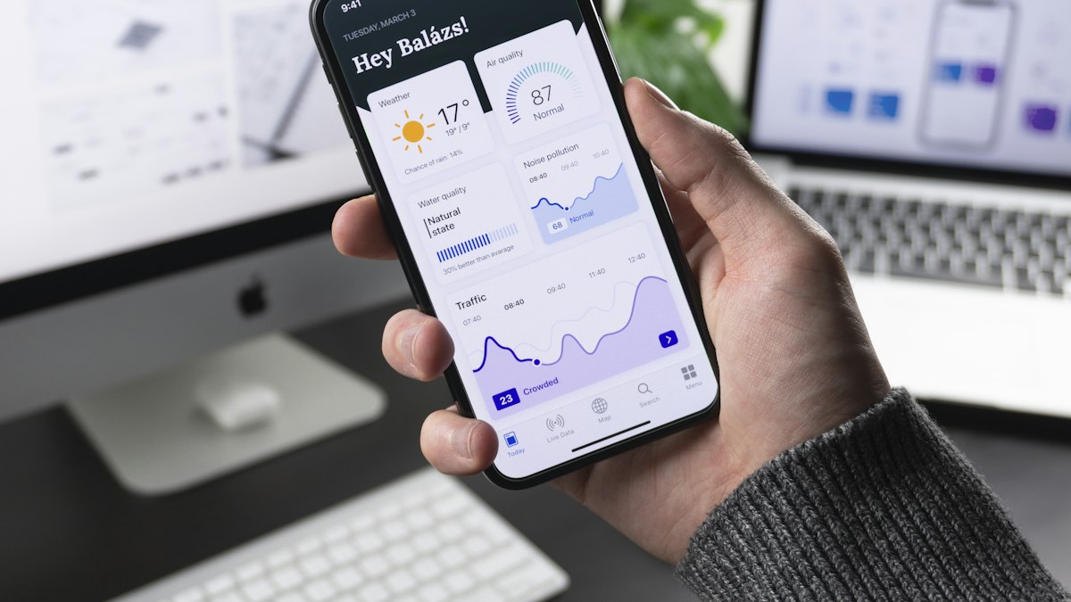 Elde iPhone uygulaması ve arkada Mac (iOS app development)
